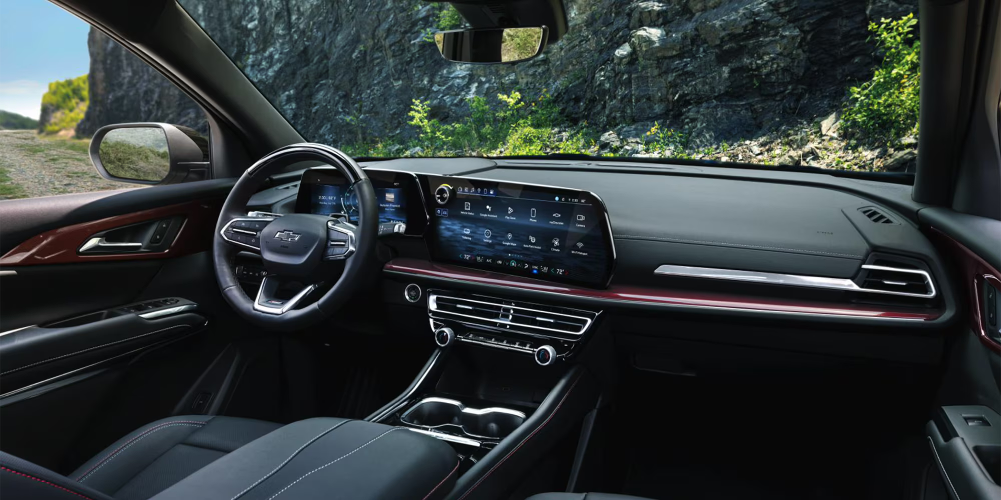 Interior of the 2025 Chevrolet Traverse Near Devola